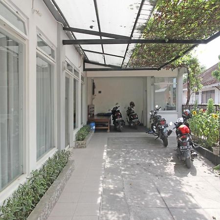 红多兹酒店-近梭罗巴拉潘站 Solo 外观 照片