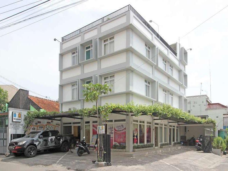 红多兹酒店-近梭罗巴拉潘站 Solo 外观 照片
