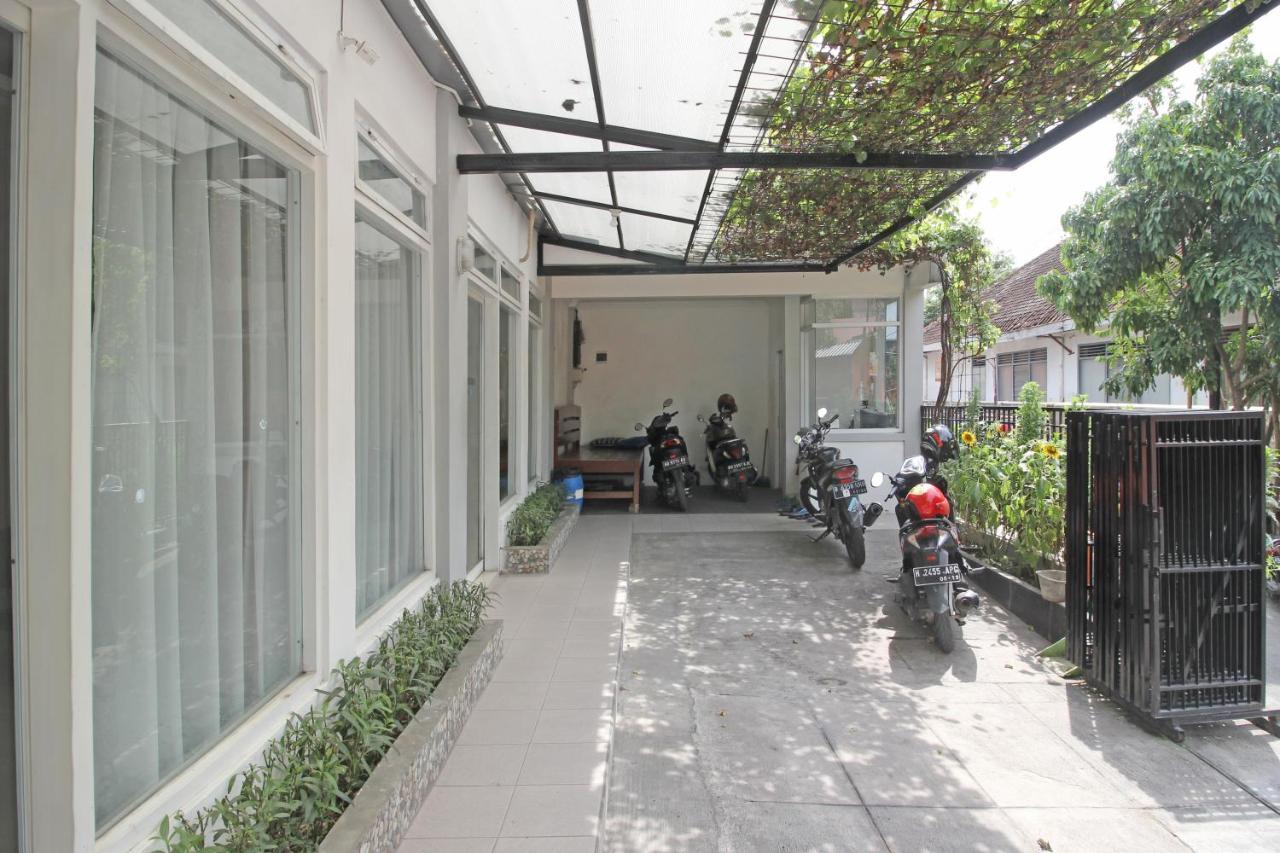 红多兹酒店-近梭罗巴拉潘站 Solo 外观 照片